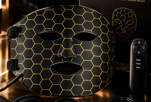 Masque LED noir à motif hexagonal doré et sa télécommande